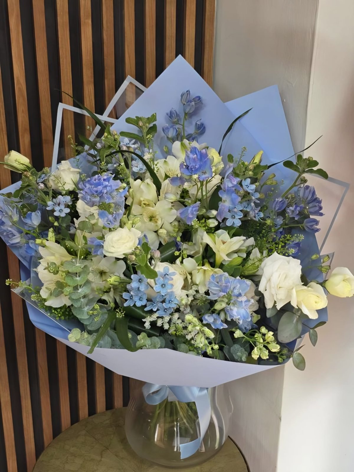 זר פרחים תכלת