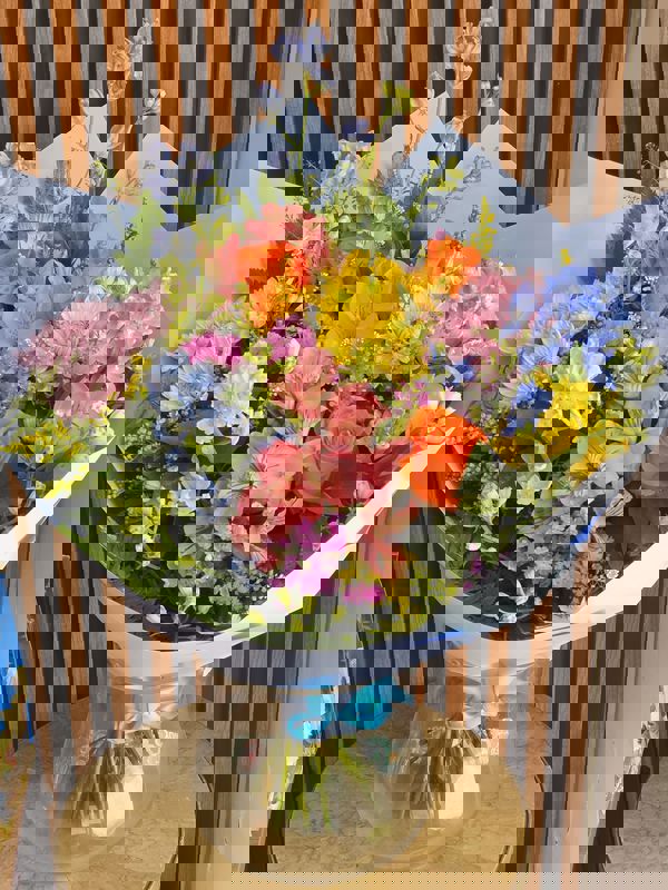 זר פרחים קשת